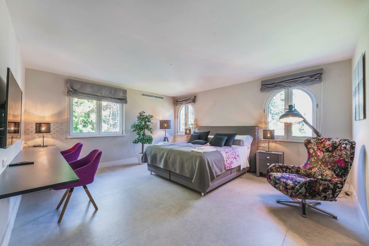 Luna, Exclusiva Con Vistas Y Acceso Privado Al Mar En Zona Residencial Villa Sa Torre